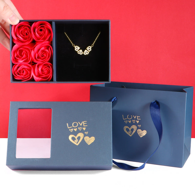Colar Trevo de Corações Kit Caixa com 6 Rosas